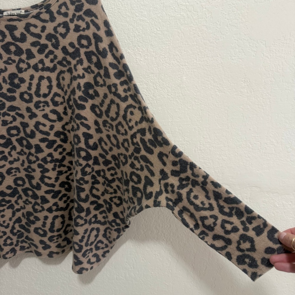 Indigo Soul Leopard Print Dolman Sleeve Knit Top Tan Gray Size Large RN 109224 - Picture 3 of 8
